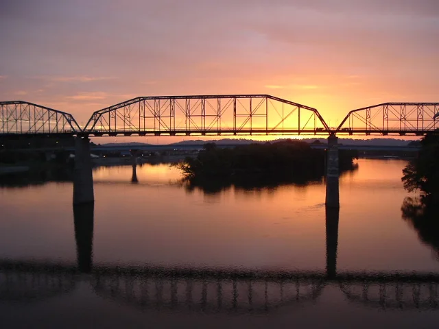 Walnut Street Bridge at Sunrise, Chattanooga, Tennessee, U.S.A., October 2004 01.jpg