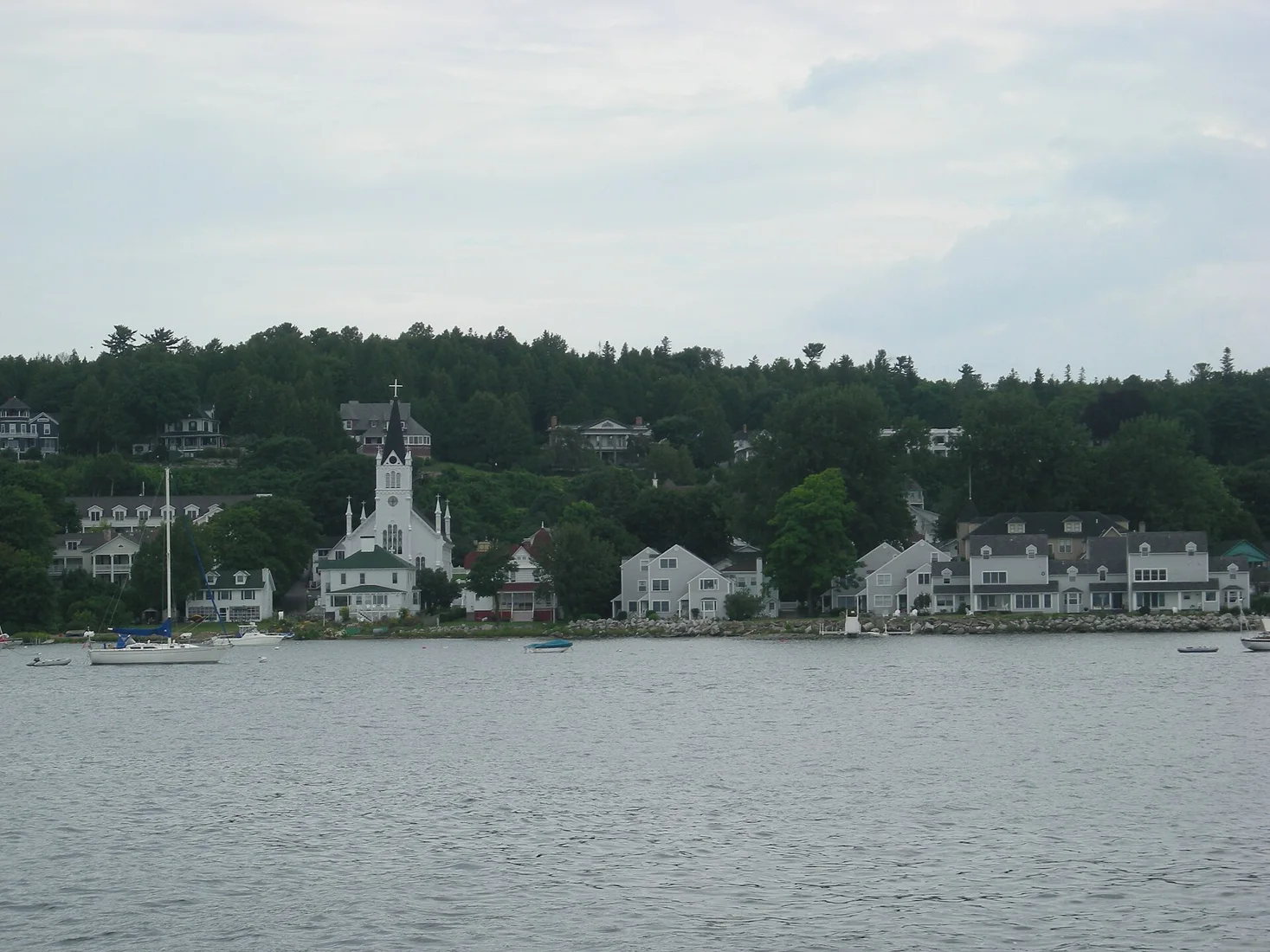 Mackinac Island July 2010 02 (downtown from harbor).JPG