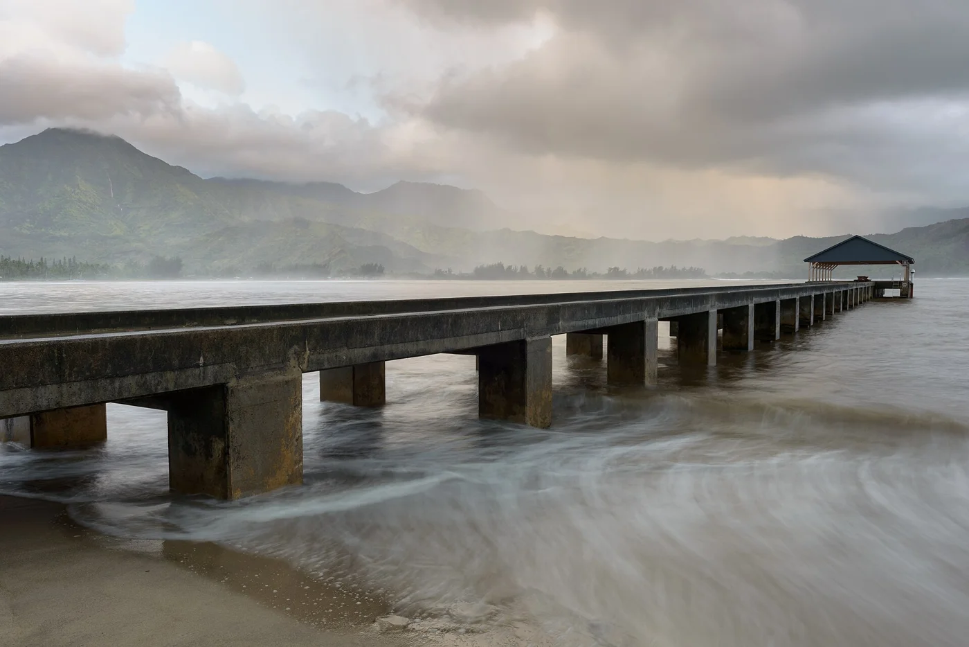 Hanalei Pier and bay on Kauaʻi