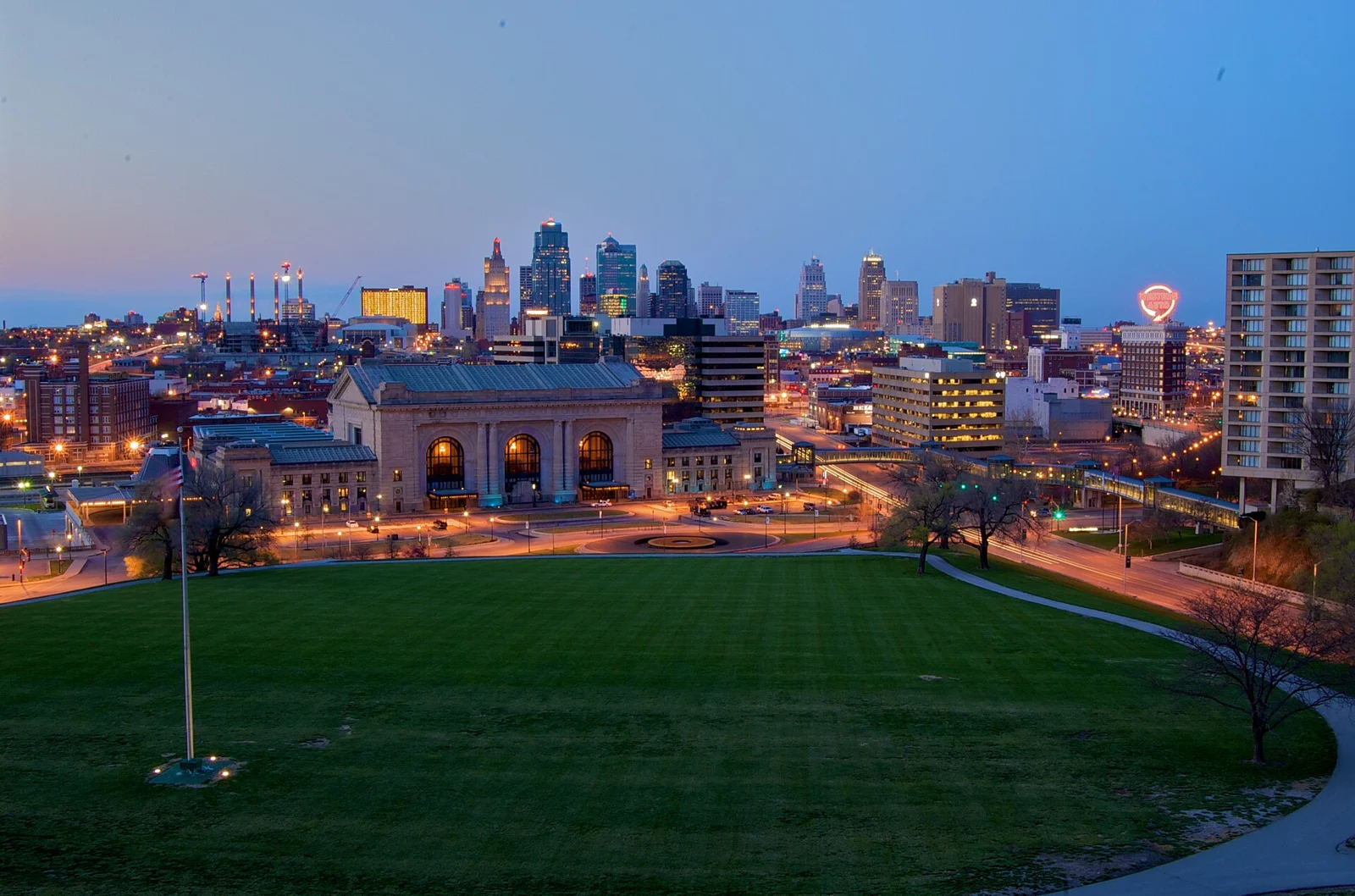 Kansas City skyline as night descends.jpg