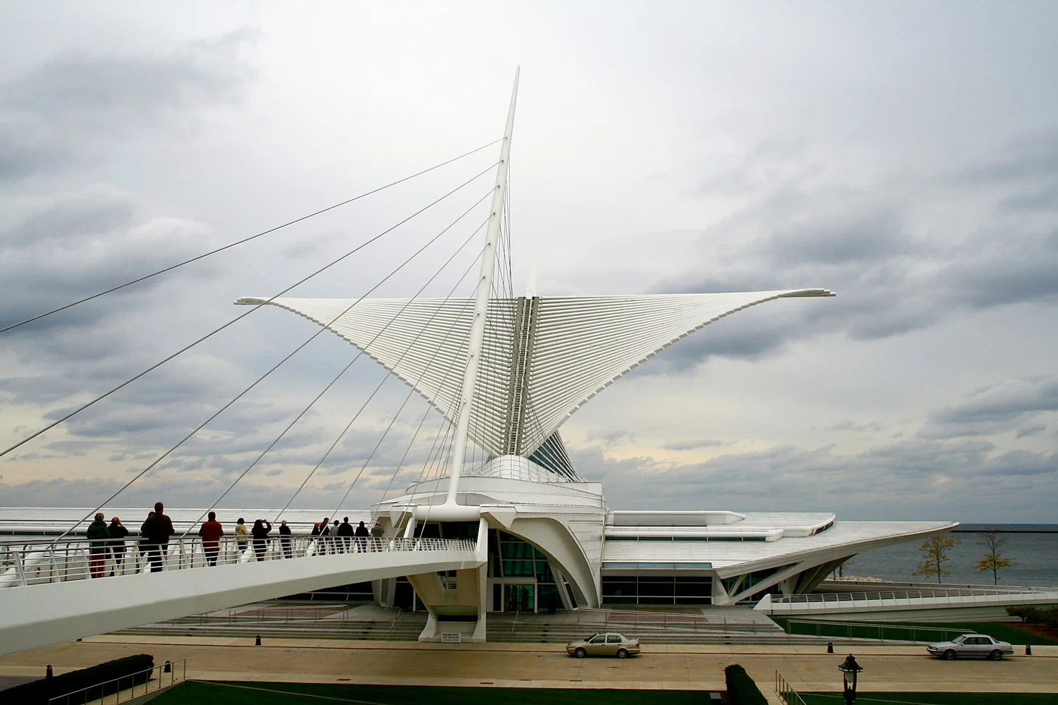 Milwaukee Art Museum beside Lake Michigan